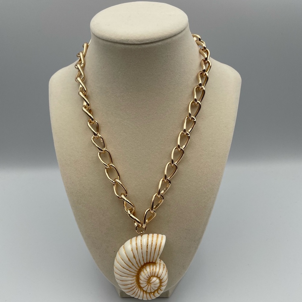 *New* True to Form Shell Pendant Gold Necklace - Picture 2 of 5